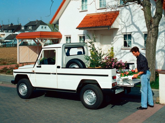 Mercedes_G-Class_Pickup%202%20door_1992.jpg