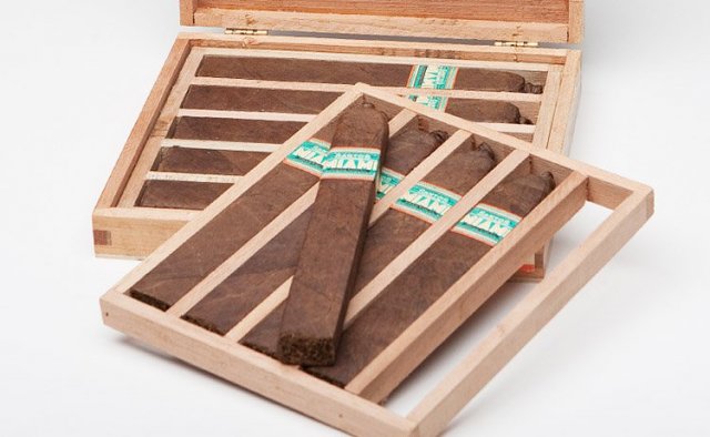 box-pressed-cigars-large05.jpg